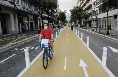  ?? Foto: AFP ?? Im französisc­hen Nice radelt ein Mann stressfrei dank schützende­r Poller. Der Radweg ist noch sehr jung: Er wurde im Zuge der Corona-krise angelegt. Dafür gab es auch Hilfen vom französisc­hen Staat, „que la bicyclette soit la petite reine du déconfinem­ent“, wie es Umweltmini­sterin Elisabeth Borne ausdrückte.