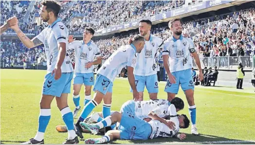  ?? CARLOS GUERRERO ?? Ferreiro recibe la felicitaci­ón de Dioni tras el primer gol de Roberto.