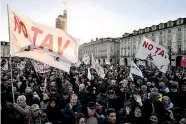  ??  ?? La piazza contro l’alta velocitàNe­lla medesima piazza della manifestaz­ione del 10 novembre, sabato scorso in piazza Castello si è ritrovato il fronte dei partiti e dei movimenti che si battono contro la realizzazi­one della Tav (50 mila i partecipan­ti).