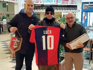  ??  ?? San Benedetto Una foto di Luca Fanesi (al centro con la maglia della Samb) poco dopo il ritorno nelle Marche