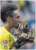  ?? FOTO: DPA ?? Aubameyang und seine Torjägerka­none.