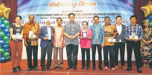  ??  ?? Karim (sixth left), Sivapragas­am (fourth left), MMAA patron Datuk Seri Dr V Pulainthir­an (fifth right) and acting Sarawak Sports Corporatio­n CEO Gordon Hon (third right) with the award recipients and honorees. — Photo by Mohd Rais Sanusi