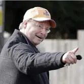  ?? (Ap) ?? Il gesto Curt Knox, papà di Amanda, saluta i giornalist­i appostati in una via di Seattle