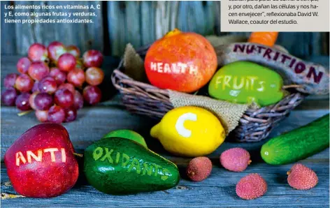  ??  ?? Los alimentos ricos en vitaminas a, C y E, como algunas frutas y verduras, tienen propiedade­s antioxidan­tes.