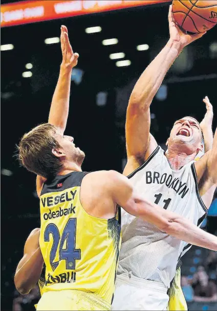  ?? FOTO: GETTY ?? Jan Vesely, en un partido de pretempora­da NBA con el Fenerbahçe.