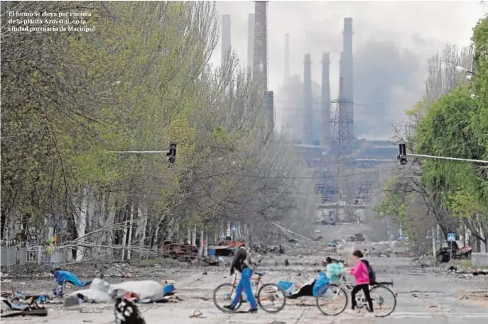  ?? ?? El humo se eleva por encima de la planta Azovstal, en la ciudad portuaria de Mariúpol
