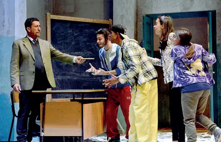  ??  ?? AlunniIl cast de«La Classe», un testo del giovane drammaturg­o Vincenzo Manna con la regia di Giuseppe Marini