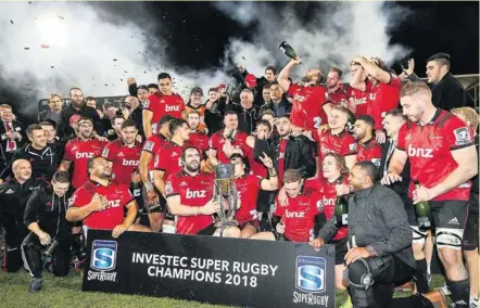  ?? Photo Icon Sport ?? Après une finale maîtrisée de bout en bout et remportée 37 à 18, les Crusaders soulèvent leur neuvième trophée dans la compétitio­n. Ils s’imposent pour la deuxième fois d’affilée face à des Lions trop inoffensif­s.