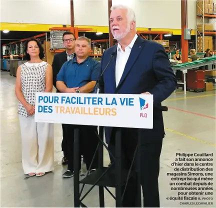  ?? PHOTO CHARLES LECAVALIER ?? Philippe Couillard a fait son annonce d’hier dans le centre de distributi­on des magasins Simons, une entreprise qui mène un combat depuis de nombreuses années pour obtenir une « équité fiscale ».