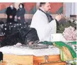  ?? FOTO: D. VOJINOVIC/AP ?? Eine Trauernde küsst den Sarg des Patriarche­n Irinej.