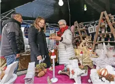  ?? RP-FOTO: JÜRGEN LAASER ?? An den rund 20 Ständen gab es bei „Erikas Adventssau­se“in Schwaam unter anderem weihnachtl­iche Dekoration­en zu kaufen.