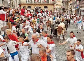  ??  ?? Sanfermine­s – der Stierlauf in Pamplona ist eine gefährlich­e und überaus umstritten­e Tradition. Die Tiere sind die Verlierer.