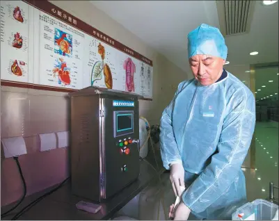  ?? PROVIDED TO CHINA DAILY ?? Xu Jun prepares for an embalming operation at the Baoxing Funeral Parlor in Shanghai.