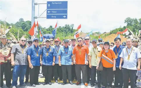  ??  ?? Masing (sixth left), Nanta (seventh left) and others in a group photo at the Katibas bridge.