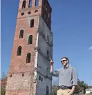  ?? ALEX HICKS JR./SPARTANBUR­G HERALD-JOURNAL ?? SPACE Executive Director Sam Parrott stands beside Glendale Mill.