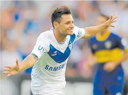  ?? R.ALFIERI ?? Otros tiempos. Zárate festeja ante su nuevo club. Vélez había acordado con Watford, pero irá a Boca.