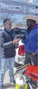  ?? PHOTO COURTOISIE ?? Bière à la main, le propriétai­re du CF Montréal, Joey Saputo (à gauche), a pris le temps d’aller jaser avec les partisans lors du tailgate d’avant-match samedi.