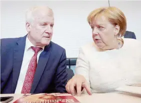  ?? Ansa ?? Piano anti-migranti Il ministro degli Interni Horst Seehofer e Angela Merkel