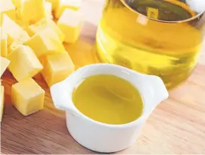  ??  ?? Consuming olive oil has a number of health benefits.