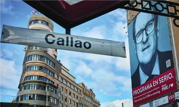  ?? ALBERTO R. ROLDÁN ?? Imagen de la lona gigante de Gabilondo en el Palacio de la Prensa, frente a la plaza de Callao en la capital