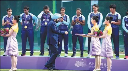  ?? GAO ERQIANG / CHINA DAILY ?? The Indian women’s cricket team receive their gold medals after beating Sri Lanka by 19 runs at the Zhejiang University of Technology Pingfeng Cricket Field on Sept 25.