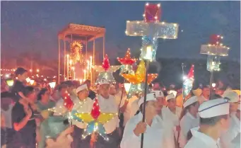  ?? ?? La procesión de La Dolorosa a través del Yvaga Rape a lo largo de dos kilómetros.