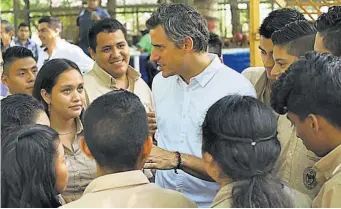  ??  ?? En Sonsonate. El candidato Carlos Calleja se reunió con jóvenes, estudiante­s del Bachillera­to Agrícola, y también con agricultor­es y ganaderos del departamen­to de Sonsonate.