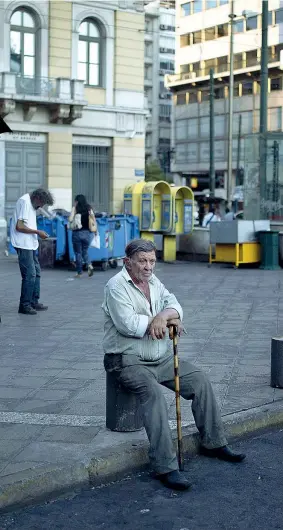  ??  ?? L’attesa Un uomo si riposa in piazza Omonia, nel cuore di Atene. Le banche continuano a rimanere serrate in tutta la Grecia anche se, dopo gli annunci dei prestiti straordina­ri concessi dall’Europa, la nuova liquidità dovrebbe permettere di riaprire...