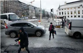  ??  ?? Ledande politiker i Helsingfor­s får mycket kritik om trafikarra­ngemangen i centrum. Så mycket görs samtidigt.