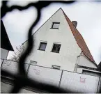  ?? BILD: SN/DPA/GENTSCH ?? Sichtschut­zwände vor dem Haus in Höxter.