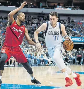  ?? FOTO: AP ?? Luka Doncic, alero de Dallas Mavericks, en el partido contra Portland