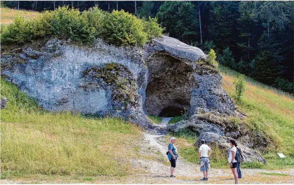  ?? Foto: Petra Walheim ?? Im Eiszeitpar­k Engen direkt an der Autobahn 81: Eine Attraktion ist der Petersfels, Fundort von Kunstwerke­n und Schmuck.