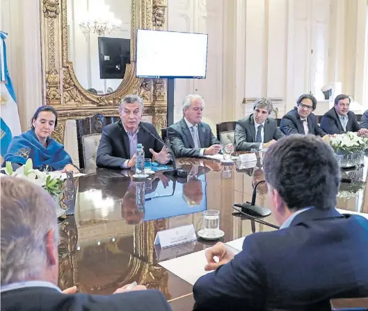  ?? DYN ?? A la mesa. Mauricio Macri y Gabriela Michetti encabezaro­n ayer la primera reunión de Gabinete tras la elección del domingo.