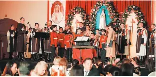  ??  ?? Disfrutaro­n. Los asistentes a la cena benéfica disfrutaro­n de un recital de música, que ofrecieron el coro y banda de los Heraldos del Evangelio.