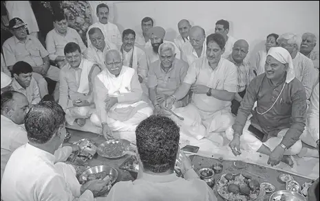  ?? MANOJ DHAKA/HT ?? Chief minister Manohar Lal Khattar, state BJP chief Subhash Barala and other party leaders taking part in a ‘havan’ organised during the inaugurati­on of the state election office at HUDA Complex in Rohtak on Sunday.