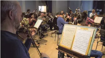  ?? FOTO: DPA ?? Übungsstun­de: Das Sinfonieor­chester von Bad Reichenhal­l im Konzertsaa­l der Philharmon­ie.