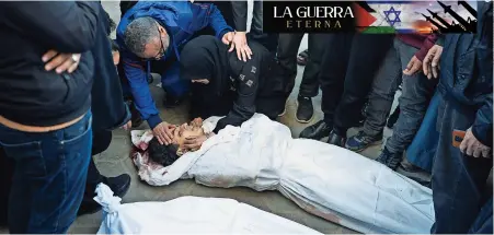  ?? ?? Familias lloran su pérdida, frente a la morgue del hospital Al Aqsa en deir al Balah