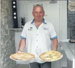  ??  ?? Christian et ses pizzas ! Savoureuse­s et généreuses