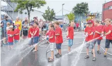  ?? FOTO: ANDY HEINRICH ?? Wasser marsch: Auch die Eriskirche­r Kinderfeue­rwehr zeigt, was sie am Schlauch drauf hat.