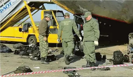  ?? FOTO REUTERS ?? Smutný pohled. Střih z videa ukazuje batohy a tašky cestujícíc­h z havarované­ho letadla v Moskvě. Někteří lidé jim dali přednost před životy druhých.