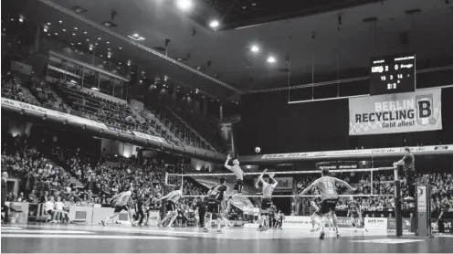  ?? Foto: imago/Sebastian Wells ?? Heimspiel im Volleyball­tempel: Die Berliner hoffen am Wochenende auf große Unterstütz­ung ihrer Fans in der ausverkauf­ten Max-Schmeling-Halle.