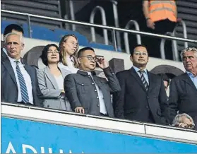  ?? FOTO: MONTILLA ?? Mister Chen, en el palco del estadio. Disfrutó con su equipo como la grada, feliz