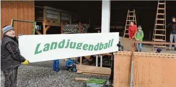  ?? Fotos: Peter Maier ?? Das Transparen­t „Landjugend­ball“darf natürlich nicht fehlen. Es wird über der Bühne angebracht.