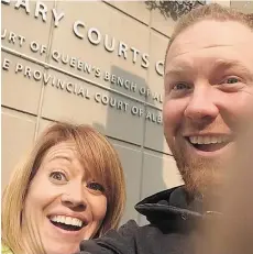  ?? SHANNON NEUMAN/FACEBOOK ?? Shannon Neuman and her husband, Chris, went to the municipal court in Calgary to get a divorce. On their way out they took a selfie.