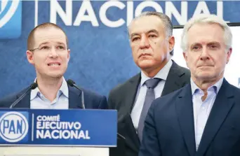  ??  ?? Ricardo Anaya Cortés dijo que siempre se ha conducido con “absoluta ética y rectitud”, y jamás ha usado “informació­n privilegia­da” para beneficiar a la empresa Juniserra, de la que tiene 42% de participac­ión.