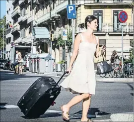  ?? LLIBERT TEIXIDÓ ?? Turista en el centro de Barcelona