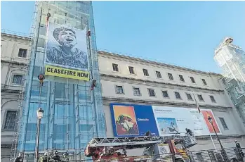  ?? ?? Enero de 2024: protesta de Greenpeace por el cese de fuego en Palestina, en la torre de ascensores.