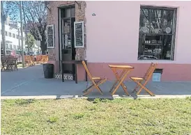  ??  ?? Limitados. Unas pocas mesas en la vereda, y de día, en un restaurant­e.