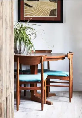  ??  ?? BELOW LEFT The dining area adjoining the kitchen is furnished with a 1960s Danish table and chairs that Janey found at a local auction