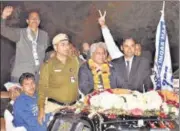  ?? VIPIN KUMAR/HT PHOTO ?? AAP candidate Kailash Gahlot celebrates after the party’s victory in n
Delhi assembly election, in Dwarka on Tuesday.